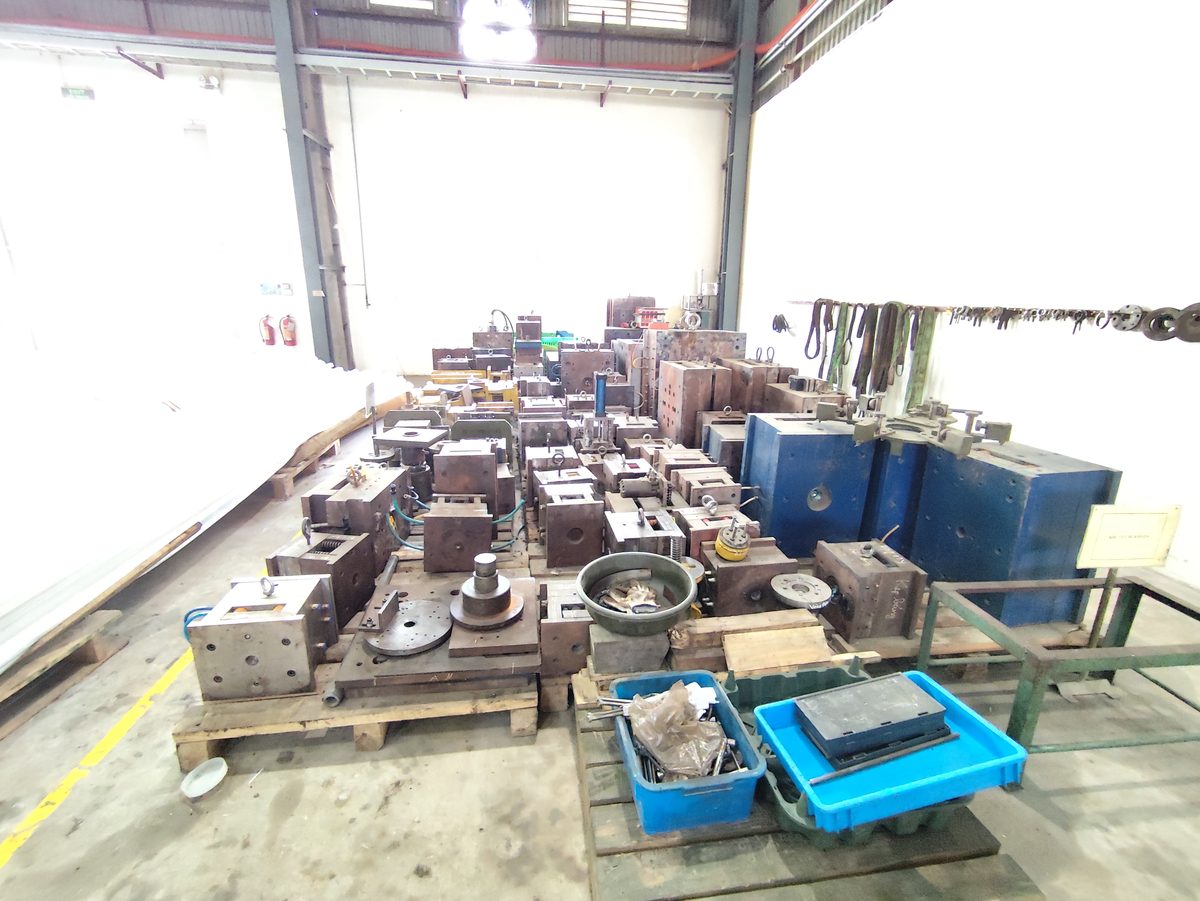 Plastic injection mold